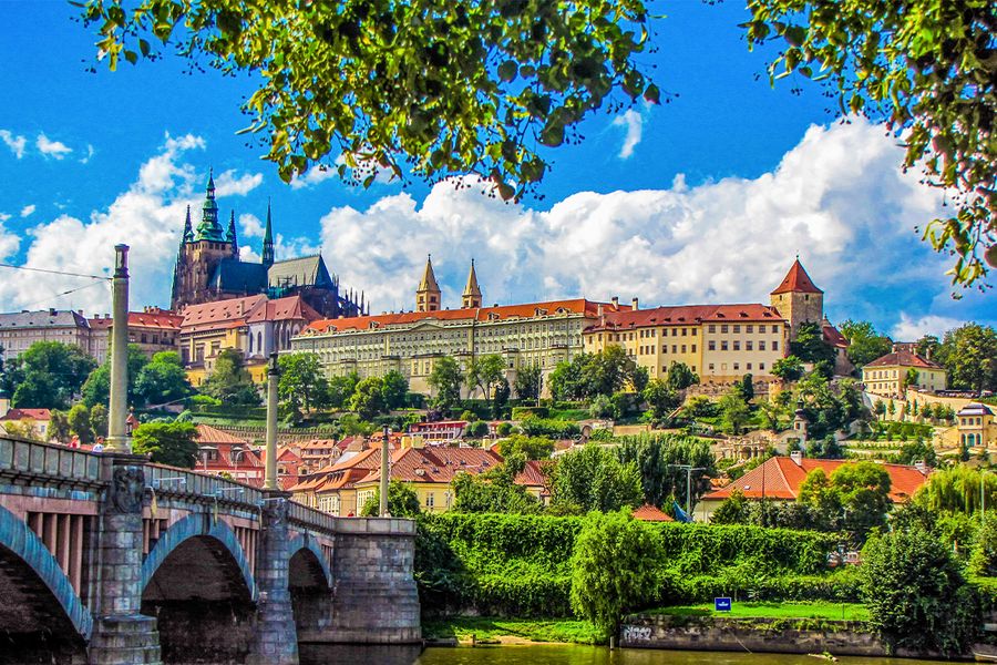 A fairy-tale view of Charles Bridge and Prague Castle, highlighting why Prague is a top romantic city in Europe.