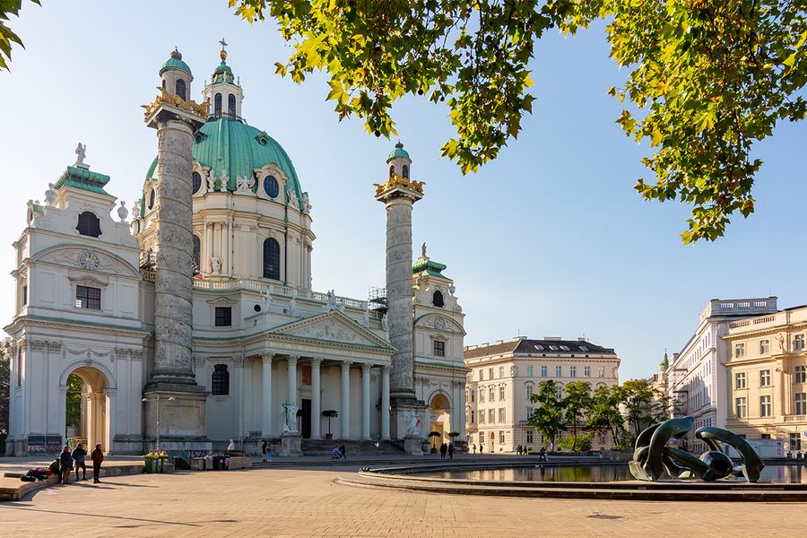 The stunning Wiener Staatsoper (Vienna Opera House), a perfect spot for a romantic cultural date night.